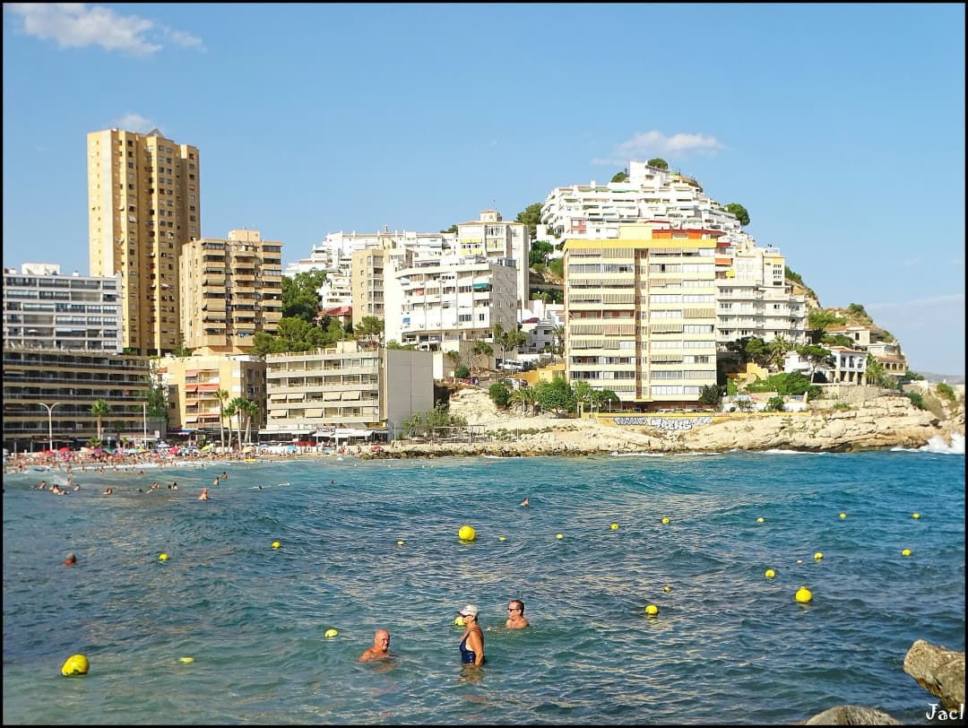 Real view of Cala de Finestrat, its beach and surrounding buildings