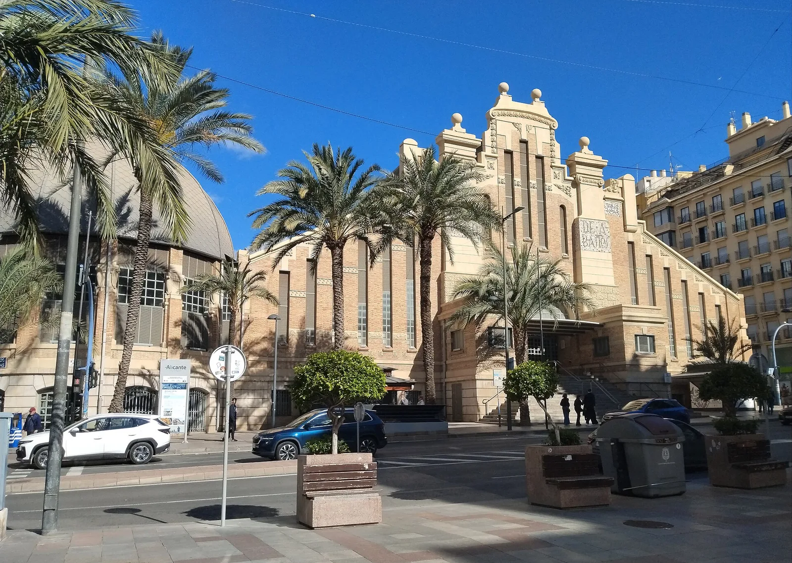 Gebäude des Mercado Central in Alicante als Teil des Alltags in der Stadt
