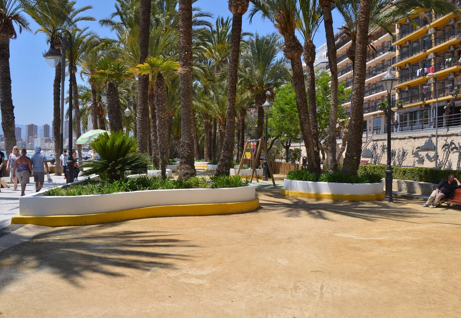 Палми и алеи в парка Parc d’Elx в Бенидорм