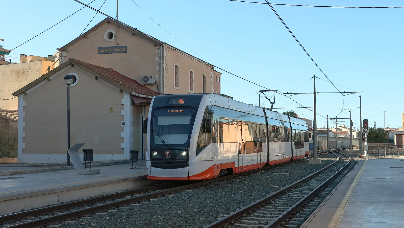 TRAM-Zug am Bahnhof La Vila Joiosa an der Costa Blanca
