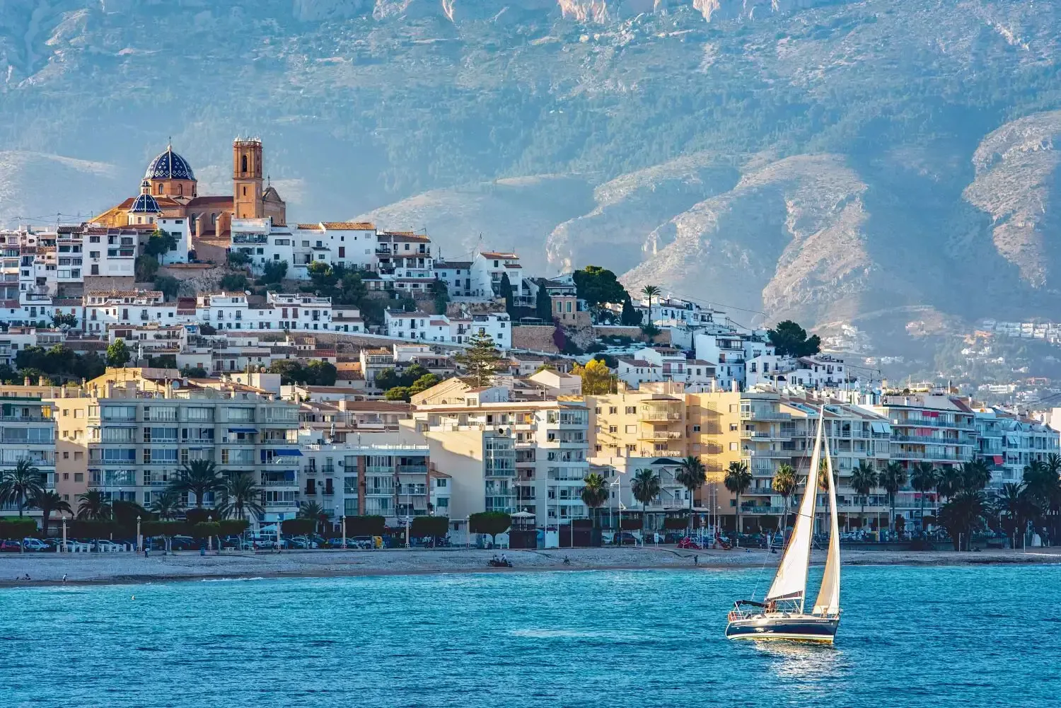 Vista editorial del casco antiguo y litoral de Altea; fotografía facilitada por BeniHomes
