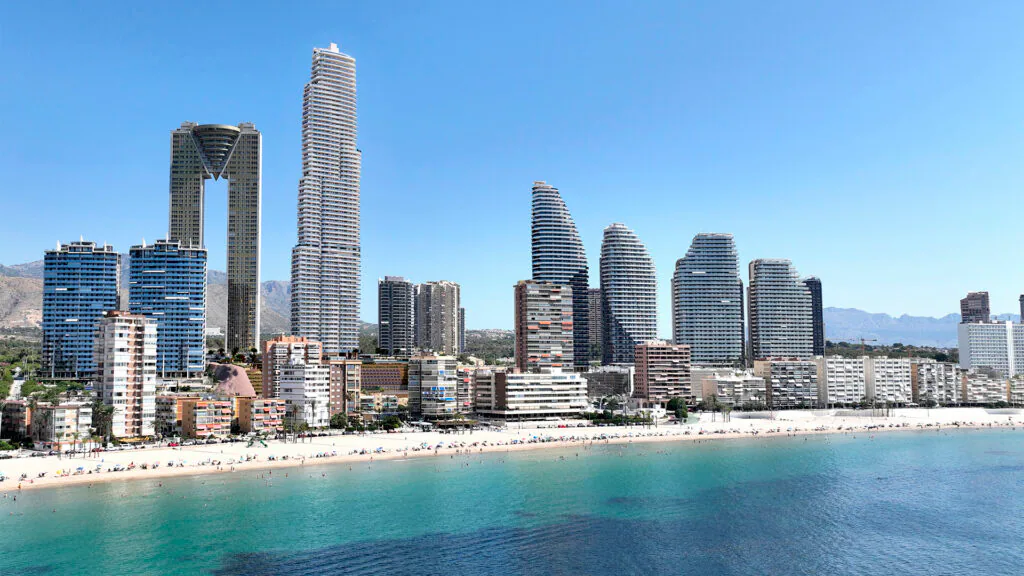 Panorámica de edificios y litoral de Benidorm, fotografía editorial de BeniHomes