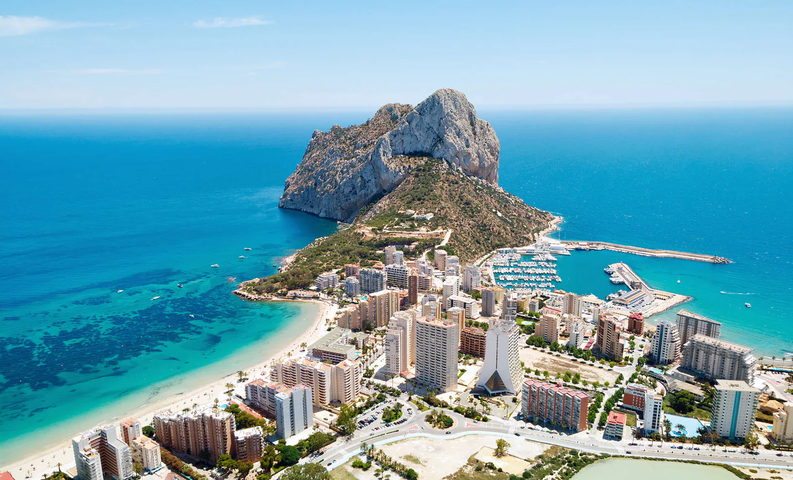 Vista aérea del Peñón de Ifach y la costa de Calpe, fotografía editorial de BeniHomes